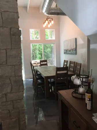 GREAT location across from YMCA. Can accommodate LARGE groups Отели рядом с достопримечательностью «The Cherry Hut»