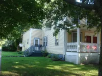 Downtown townhouse 3.5 blocks to the beach! Hotels in Saint Joseph