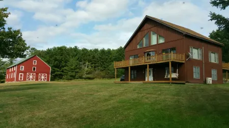 Lake Home on serene Highland Lake Отели в г. Хайленд