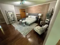 Mid-Century Modern Luxury. Sleeps 12. Pool Table and Ping Pong Table.