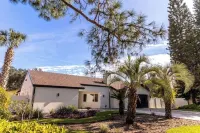 Upscale Tampa Bay Dream Home Pool / Putting Green