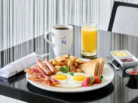 Novotel Toronto North York Отели рядом с достопримечательностью «Торонто Ботаникал Гарден»