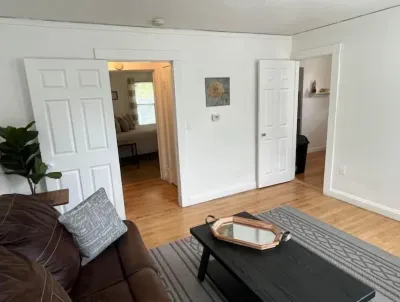 Bright and spacious Drake apt. Hotels in 