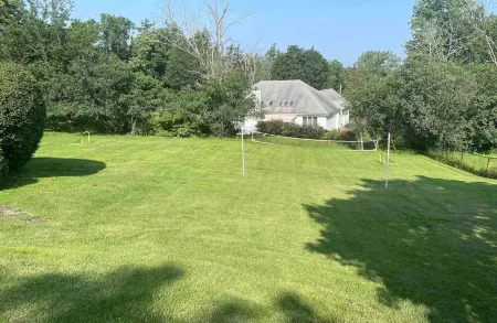 Large Relaxing Family Retreat In The Hudson Valley with Theatre and Gazebo Отели в г. Фишкилл