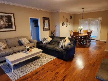 11. Spacious Lakeview home, King bed, minutes to downtown, shopping, boat ramps