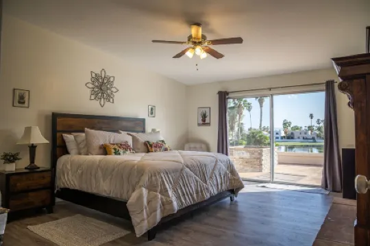 Great open one-story home for family entertaining. Relaxing back concrete porch. Отели в г. Буллхед Сити