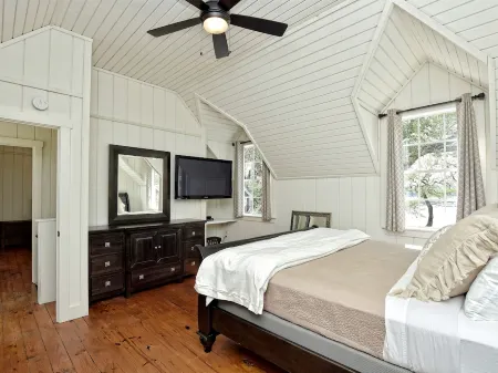 LOCATION!!  Lake Travis Waterfront~Pool, Spa, Outdoor Kitchen, Location Отели в г. Гудзон Бенд