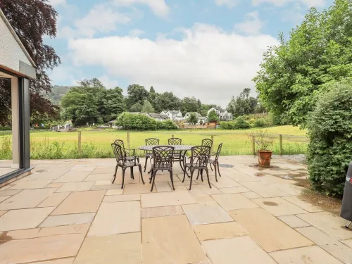 2 mins Lake Windermere! Gorgeous quiet property, slps 8 (4 bedrooms, 3 bathrms)