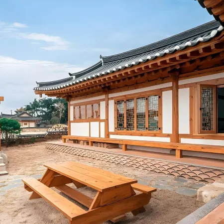 Gyeongju Ojae Hanok Pool Villa Отели рядом с достопримечательностью «Храм Манвольса»