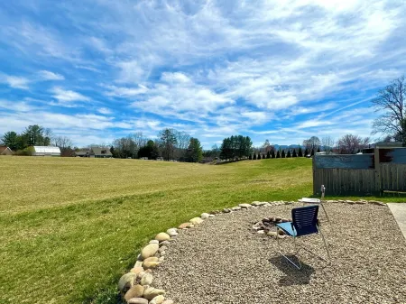 Fresh Air, Hot Tub, Parkway, Hiking, Biking, Pets, Farm, Shopping, Skiing