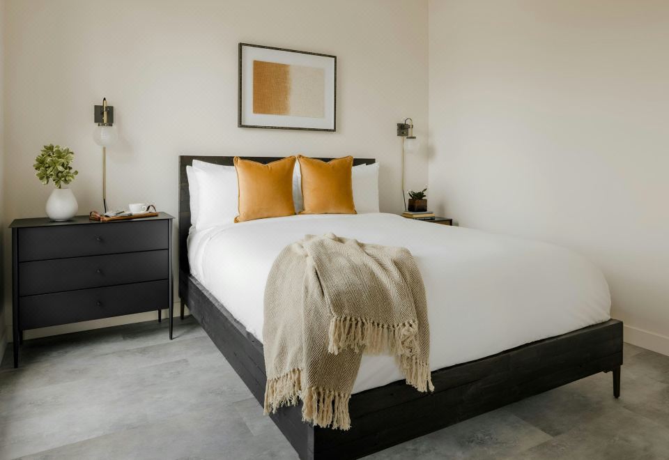 소너 바이 메리어트의 모던한 거실 공간