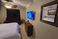 Five Full Appointed Bedroom House in Quiet Neighborhood Hotels in Baker