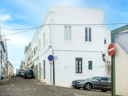 Surfers Inn Отели рядом с достопримечательностью «PenichePraia - Bungalows, Campers and SPA»