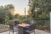 Woodsy, Quiet Neighborhood, 2 bedroom