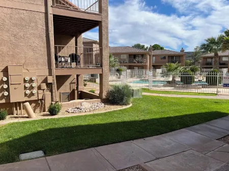 Cozy 2-bedroom condo with WiFi, pools in charming St. George