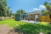 10 Mins to Sullivan's Island w/Fenced Backyard, Cozy Mt. P Ranch - Boutique