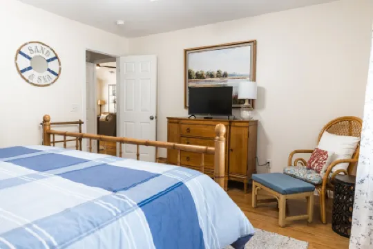 Exceptional 4 Bedroom Coastal Cottage with Heated Pool Access, Walk to the Beach