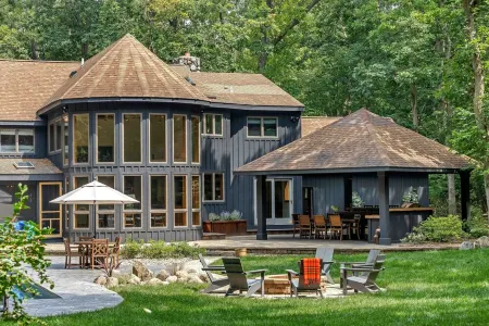 Luxe Family Retreat• Heated Pool, Hot Tub, Near Beach• Perfect Year Round Space