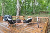 Poconos Oasis with hot tub, Game RM, & Fire pit. 8 min from Bushkill & Shawnee