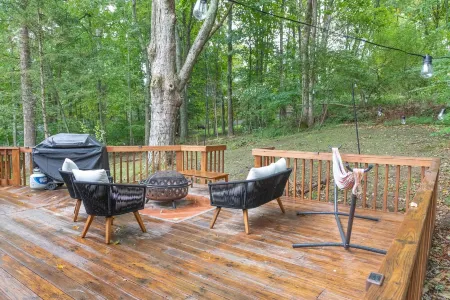 Poconos Oasis with hot tub, Game RM, & Fire pit. 8 min from Bushkill & Shawnee