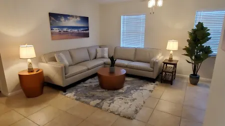 Beachcomber Villa - Your Relaxing Beach Town Getaway - Newly Remodeled, King Bed