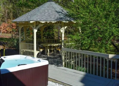 Lake Jocassee retreat on two acres!! New hot tub, Devil’s Fork State Park