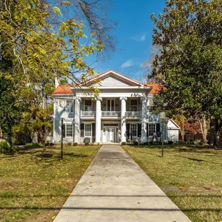 Historic Stonewall Stays • Room for 12 w/ New Bunk Room