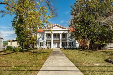 Historic Stonewall Stays • Room for 12 w/ New Bunk Room