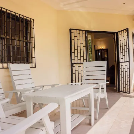 Apartment Sleeps 6 with Free Parking Hotele w: Lome