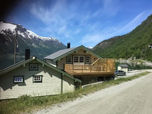 Vollsnes Feriehus Hotels in Hjelle