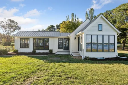 Charming Waterfront Cottage Retreat near St. Michaels
