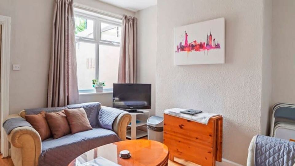 4 Bed Homely Retreat in Wolverhampton