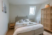 Huswell - Spacious Top-Floor Apartment with Private Parking