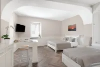 Cyrus&Janus Flats - de Vivo Realty