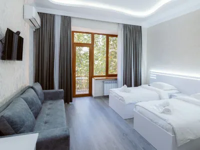 オペラ アベニュー ホテル エレバン アレクサンダー・タマニャン像周辺のホテル