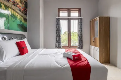 RedDoorz @ Jemursari Surabaya 2 Hotels in Wonocolo