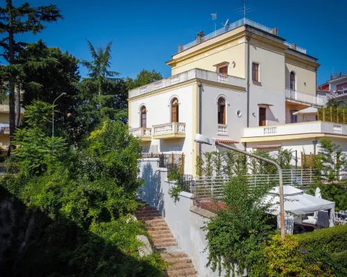 Relais Villa Montedonzelli Hotels near Ospedale Monaldi