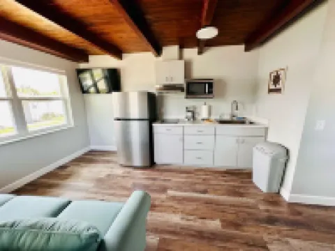 Cottage 31: Hibiscus Hut - Waterfront Lodging in Downtown Tavares, FL