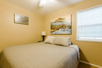 Sunny Seaside large barbecue and outdoor dining area Hotels near Bayonet & Black Horse