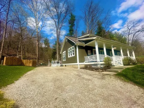 Mohican River Retreat - Sleeps 10 - Hot Tub, Fire Pit & River Access 漢諾威酒店