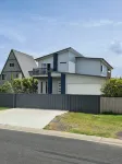 4 bedrooms, large deck, park views Hotels in Coronet Bay