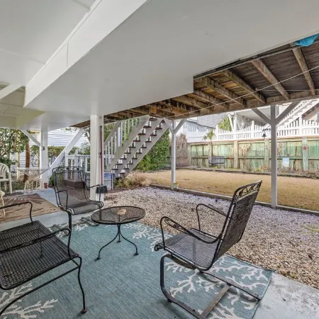 Sunset Beach 3Br Cottage with Spacious Deck & Screened Porches