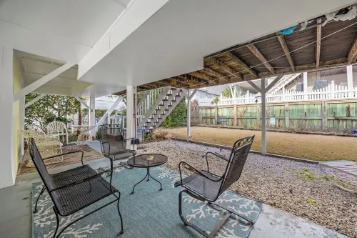 Sunset Beach 3Br Cottage with Spacious Deck & Screened Porches