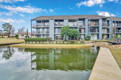 Lake Conroe w/Theatre, Views, & Boat Launch Access & Walden's endless amenities Отели рядом с достопримечательностью «Montgomery High School Football Stadium»