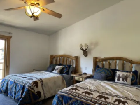 Newer Rustic WiFi Villa by Starved Rock Sleeps 7. A Guest Favorite!! Hotels in 