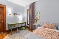 Spacious & Family- Friendly 3-bedroom on Peaceful Historic Tree-Lined Street Richardson Olmsted Campus附近的飯店