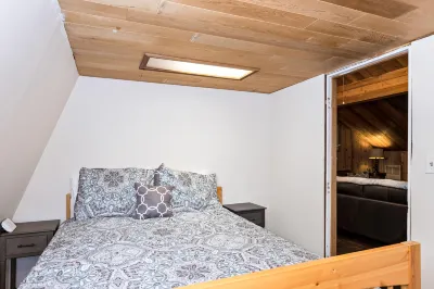 Cozy Cabin in Central Girdwood W/ Wood Stove, Washer/Dryer, & Free WiFi Hotels in Girdwood