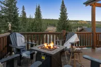 Charming Custom Craftsman Chalet with Hot Tub - Tranquil Escape