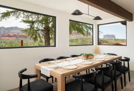 Cliffside Retreat, Hot Tub, Yoga, Views, River Отели рядом с достопримечательностью «Часовня святого Креста»