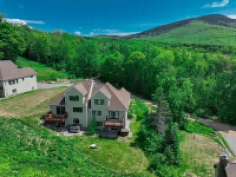Mountain Views and Hot Tub - Spacious Luxury Escape